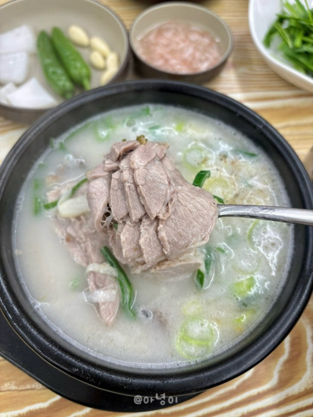Dwaeji-gukbap (Pork Soup with Rice)