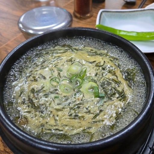 Mom-guk (Seaweed Pork Soup)
