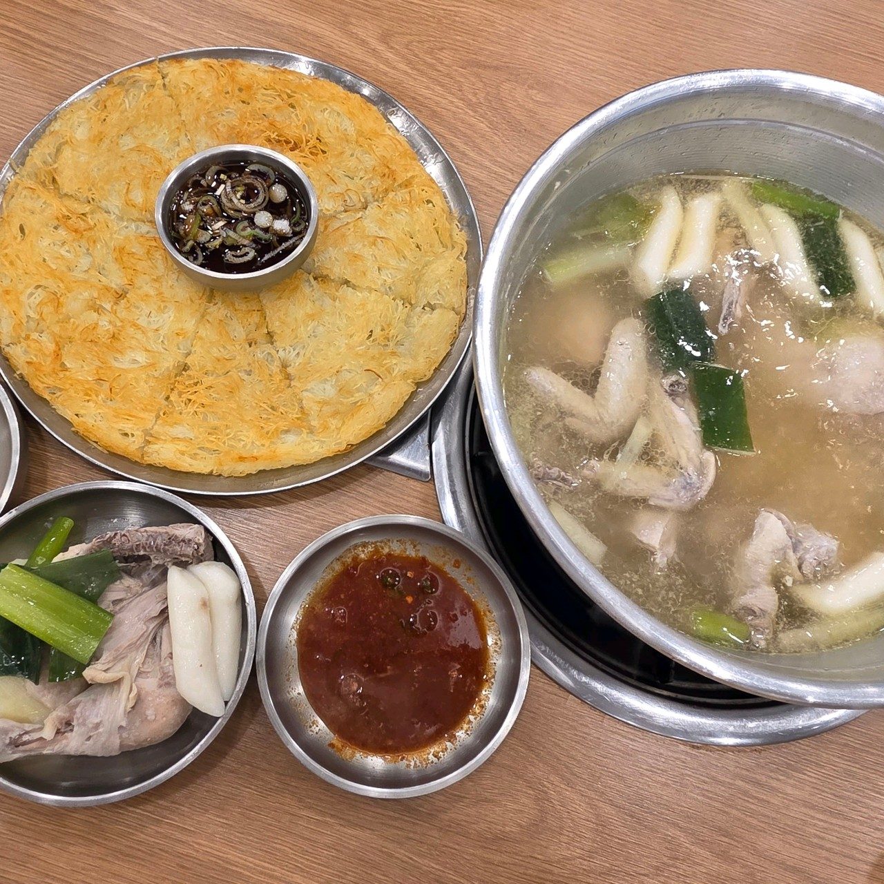 ヒョダムカルグクス タッカンマリ 明洞本店 (1/3)